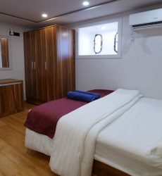 Lower Deck Double cabin - bathroom entry view