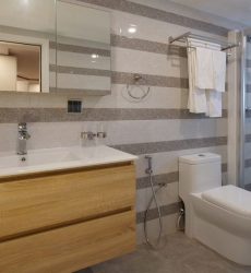 Upper Deck Twin - bathroom